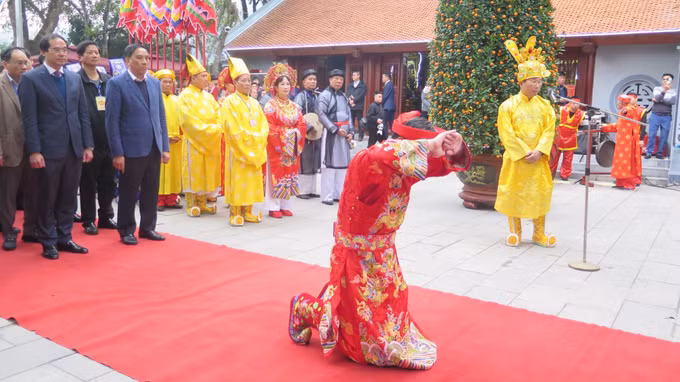 Lãnh đạo tỉnh Lào Cai và các đại biểu dâng hương tại Đền Thượng. Ảnh: Hương Thu - TTXVN