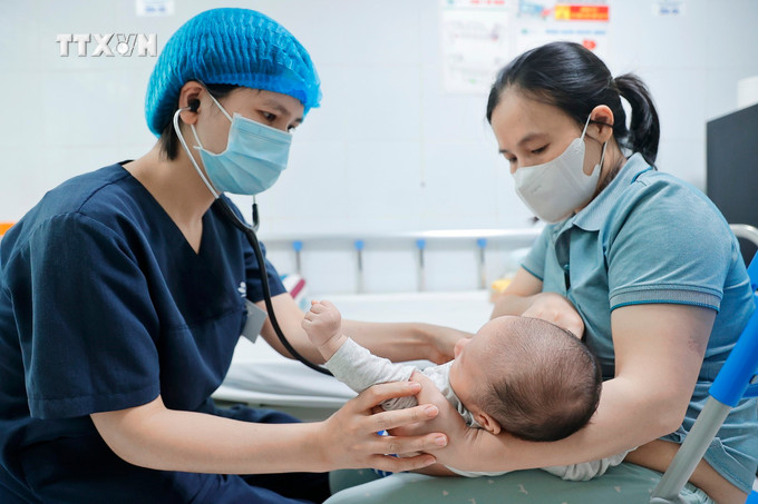 Bác sĩ khám cho bệnh nhi gần 2 tháng tuổi mắc ho gà đang điều trị tại Trung tâm bệnh Nhiệt đới (Bệnh viện Nhi Trung ương). Ảnh: Minh Quyết – TTXVN vna-potal-tre-mac-benh-ho-ga-gia-tang-7319732.jpg