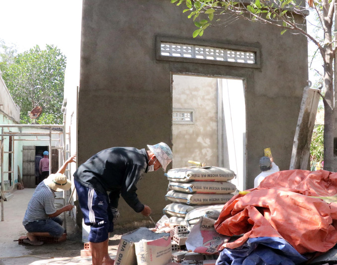 Các nhà thầu tập trung xây nhà mới cho hộ dân khó khăn về nhà ở tại huyện Bác Ái. Ảnh: Công Thử/ TTXVN potal-ninh-thuan-no-luc-xoa-nha-tam-nha-dot-nat-cho-dong-bao-raglai-o-mien-nui-bac-ai-8021459.jpg