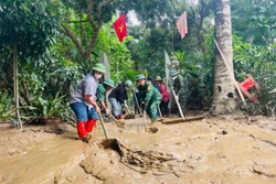 Bộ đội Đồn Biên phòng Tam Hợp giúp người dân khắc phục hậu quả mưa lũ