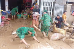 Đại đội cơ động và Quân y Biên phòng giúp đỡ người dân khắc phục hậu quả mưa lũ