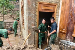 Bộ đội Biên phòng tiếp tục về Mỹ Lý giúp dân khắc phục hậu quả mưa lũ