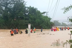 Bộ đội Biên phòng Khánh Hoà dầm mình trong lũ đưa dân đến nơi an toàn