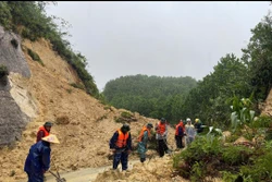 Bộ đội Biên phòng giúp đỡ người dân di chuyển khỏi vùng nguy hiểm do mưa lũ