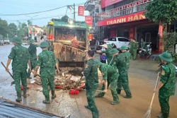 Bộ đội Biên phòng giúp đỡ người dân Lạng Sơn khắc phục hậu quả mưa lũ