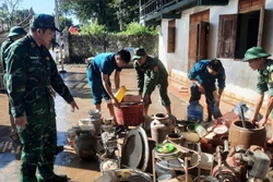 Bộ đội Biên phòng hỗ trợ nhân dân, vệ sinh môi trường sau mưa lũ
