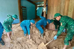 Bộ đội Biên phòng giúp đỡ nhân dân La Dêê tổ khắc phục hậu quả do mưa lũ