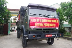 Bộ đội Biên phòng vận chuyển quân trang, thuốc chữa bệnh hỗ trợ đồng bào vùng lũ