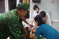 Bộ đội biên phòng Lai Châu cấp cứu kịp thời cháu bé dân tộc Dao bị ngã xuống cầu chấn thương nặng