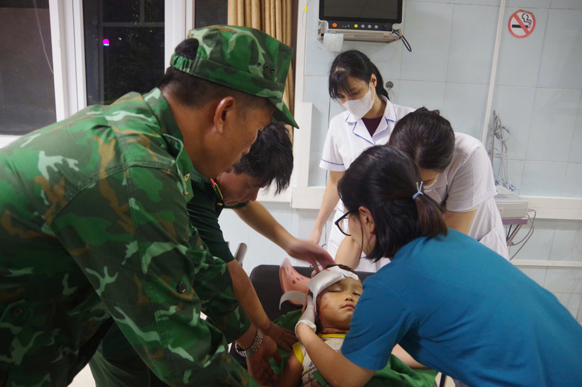 Bộ đội biên phòng Lai Châu cấp cứu kịp thời cháu bé dân tộc Dao bị ngã xuống cầu chấn thương nặng