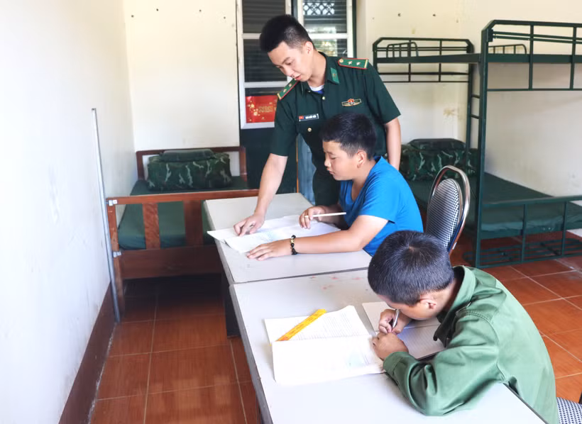 Nâng bước em tới trường là chương trình nhân văn sâu sắc của Bộ đội Biên phòng