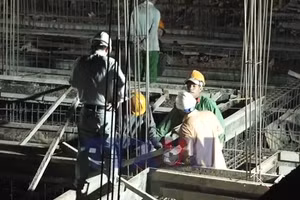 Xuyên đêm đẩy nhanh tiến độ công trình trường liên cấp