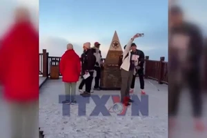 Nhiệt độ xuống -3 độ C, băng giá tiếp tục phủ trắng đỉnh Fansipan