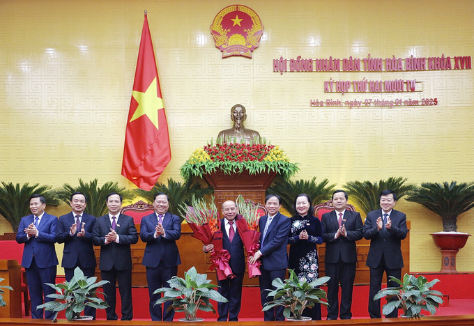 Bí thư Tỉnh ủy Hòa Bình Nguyễn Phi Long và các đại biểu chúc mừng tân Chủ tịch UBND tỉnh Bùi Đức Hinh. Ảnh: TTXVN phát potal-ong-bui-duc-hinh-duoc-bau-giu-chuc-chu-tich-ubnd-tinh-hoa-binh-7795245.jpg