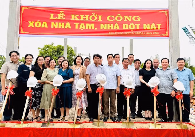 potal-binh-duong-chung-tay-cung-ca-mau-xoa-nha-tam-nha-dot-nat-7926448.jpg
