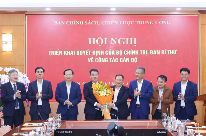 potal-hoi-nghi-trien-khai-quyet-dinh-cua-bo-chinh-tri-ban-bi-thu-ve-cong-tac-can-bo-tai-ban-chinh-sach-chien-luoc-trung-uong-7883710.jpg