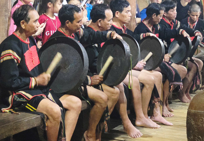 Cồng chiêng là thành phần không thể thiếu trong các nghi lễ của đồng bào Ê Đê. Ảnh: Hoàng Tâm z6523404844489-d55c6edd7d07aa42dbed3f2acea10cba.jpg