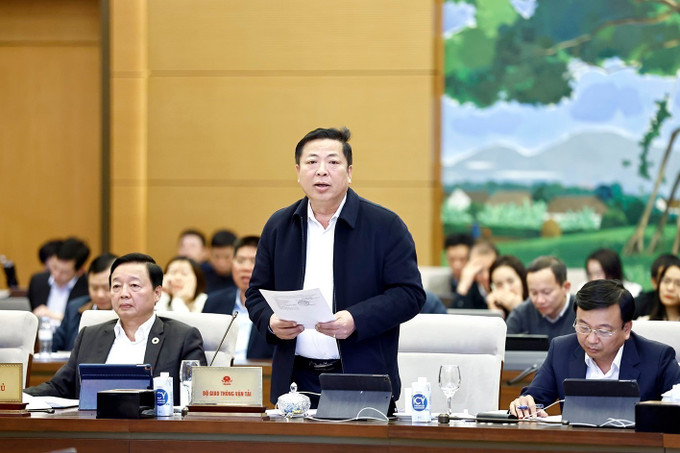 Bộ trưởng Bộ Giao thông vận tải Trần Hồng Minh phát biểu. Ảnh: Doãn Tấn - TTXVN potal-ubtv-quoc-hoi-cho-y-kien-ve-du-an-tuyen-duong-sat-lao-cai-ha-noi-hai-phong-de-an-phat-trien-kinh-te-xa-hoi-nam-2025-7848710.jpg
