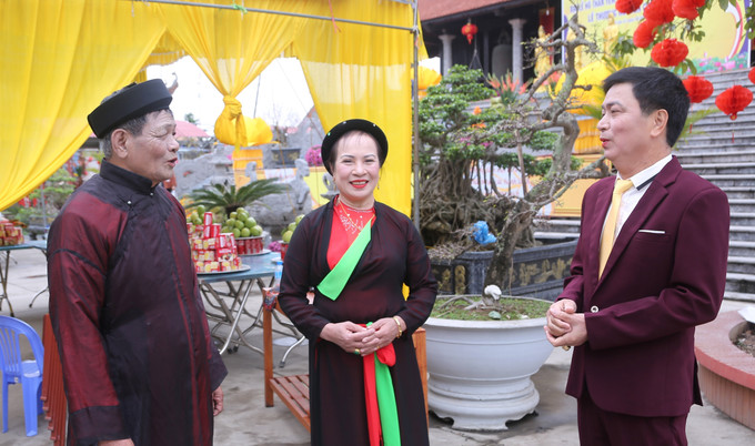 Nghệ sĩ Ưu tú Đinh Như Hăng (phải), Chủ nhiệm Câu lạc bộ hát Đúm, phường Lập Lễ, thành phố Thủy Nguyên là người giữ vai trò nòng cốt trong bảo tồn, phát triển hát Đúm. Ảnh: Minh Thu- TTXVN potal-giu-gin-nghe-thuat-trinh-dien-dan-gian-hat-dum-tai-thanh-pho-thuy-nguyen-hai-phong-7848514.jpg