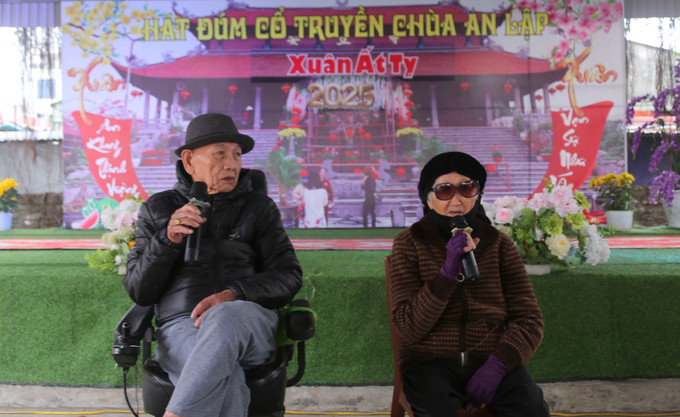 Cụ Vũ Văn Bút, 98 tuổi và cụ Đinh Thị Rứi, 85 tuổi là 2 bậc cao niên về hát Đúm của thành phố Thủy Nguyên. Ảnh: Minh Thu- TTXVN potal-giu-gin-nghe-thuat-trinh-dien-dan-gian-hat-dum-tai-thanh-pho-thuy-nguyen-hai-phong-7848513.jpg