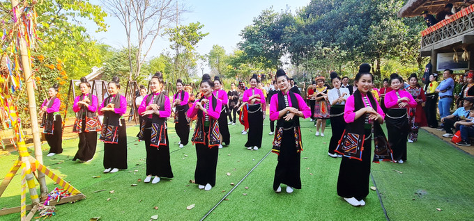 Đồng bào dân tộc Thái giới thiệu điệu múa truyền thống tới du khách. Ảnh: Hoàng Tâm 20230211-151501.jpg