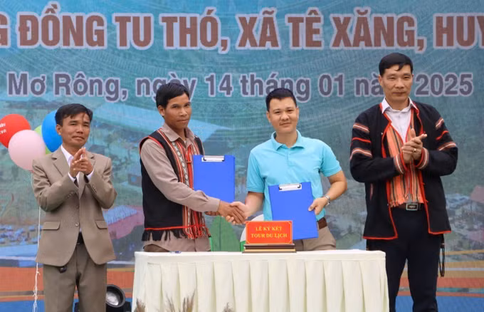 Các doanh nghiệp ký kết xây dựng tour du lịch đến làng Tu Thó. Ảnh: TTXVN phát