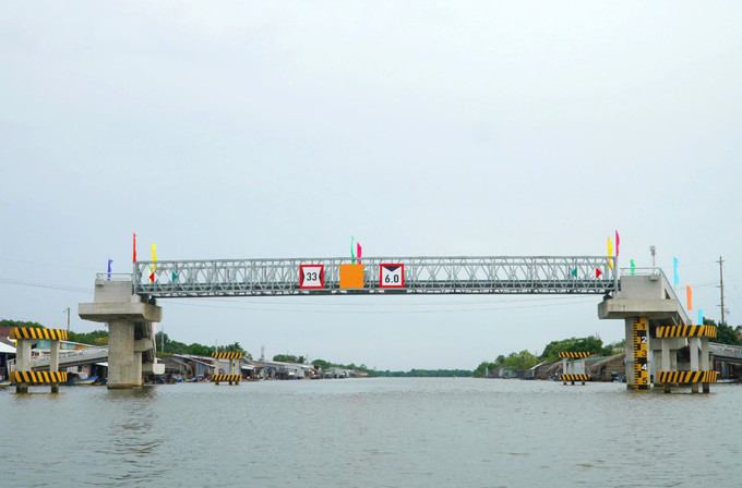 Cầu sắt bắc qua sông Giang Thành giúp cho việc đi lại và giao thương hàng hóa của người dân thuận lợi hơn. Ảnh: Văn Sĩ - TTXVN potal-kien-giang-khanh-thanh-cau-sat-bac-qua-song-giang-thanh-7751411.jpg