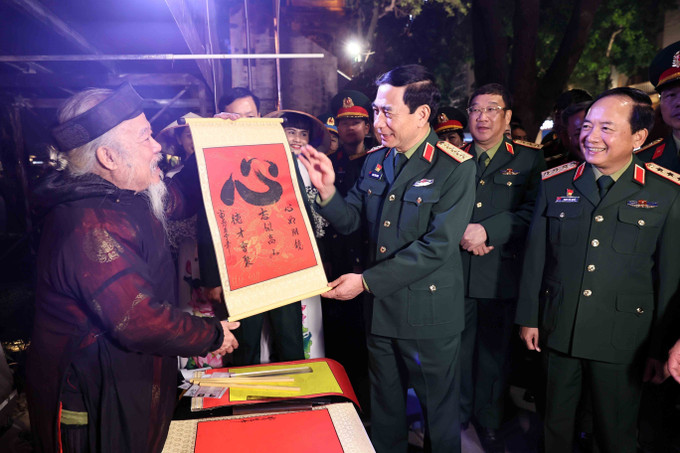 Đại tướng Phan Văn Giang, Bộ trưởng Bộ Quốc phòng tham quan và động viên các đơn vị văn hóa văn nghệ tại triển lãm. Ảnh: TTXVN potal-trien-lam-80-nam-van-hoa-van-nghe-quan-doi-7768381.jpg