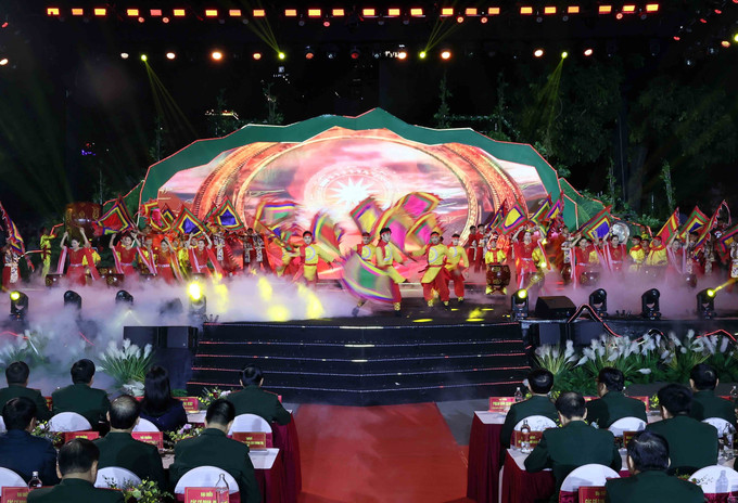Chương trình văn nghệ chào mừng triển lãm 80 năm Văn hóa - Văn nghệ quân đội. Ảnh: An Đăng - TTXVN potal-trien-lam-80-nam-van-hoa-van-nghe-quan-doi-7768376.jpg
