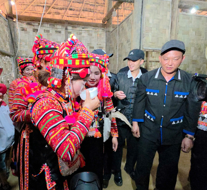 Mọi người uống bát nước trắng đồng nghĩa với việc hồn của họ đã trở về. z6564738105303-ca923714a97ec8eb67e0889259a46235.jpg