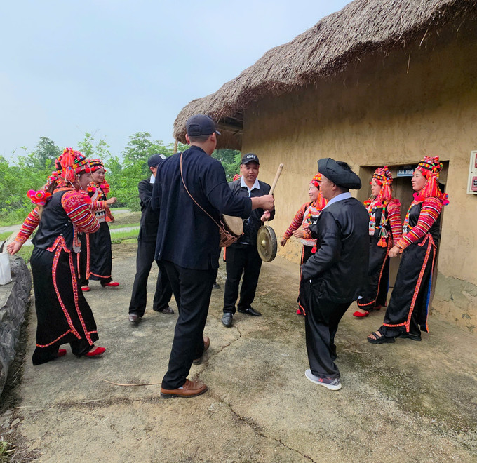 Bà con cùng múa hát trong ngày hội. z6564755864140-a48a26828baa4752b6c4c8d834cd09c1.jpg