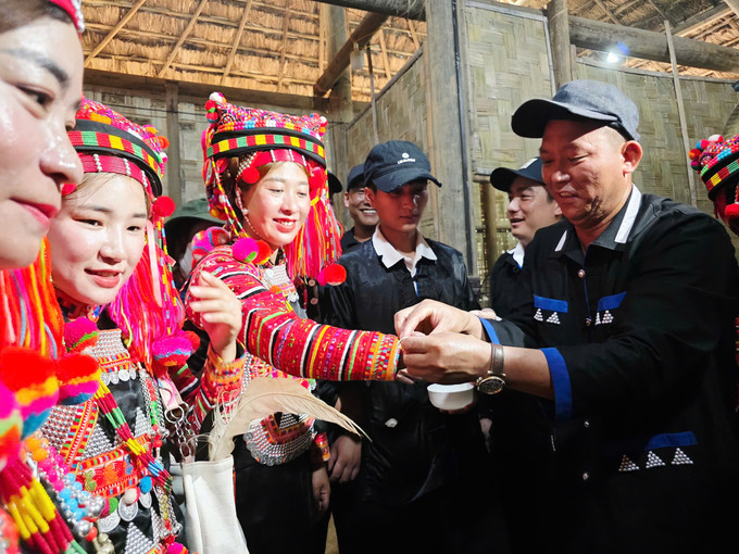 Lễ buộc chỉ cổ tay may mắn. z6564739598705-03eab828cb622815051b778d03daa1b6.jpg