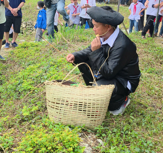 Thầy cúng làm lễ gọi hồn. z6564735280621-a1c5439598c752adf97c5cfda13e7a48.jpg