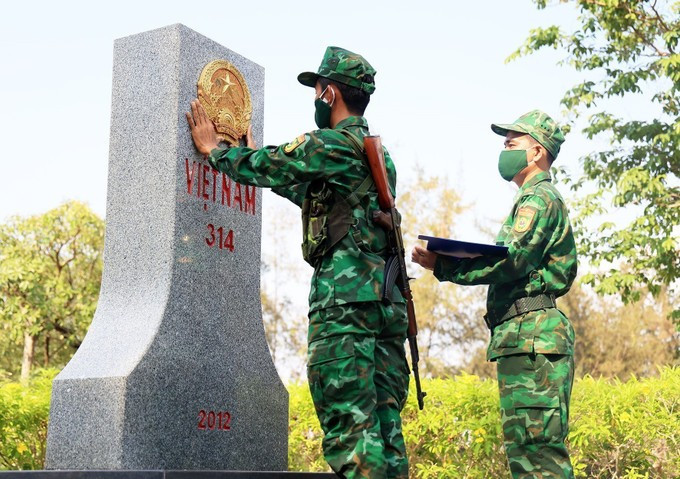 Chiến sĩ Đồn Biên phòng Cửa khẩu Quốc tế Hà Tiên (Đồn Biên phòng tỉnh Kiên Giang) chủ động các biện pháp công tác biên phòng, tăng cường kiểm soát chặt chẽ biên giới. Ảnh: Hồng Đạt – TTXVN bienphong2.jpg