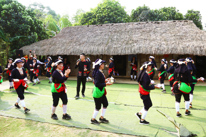 Đồng bào Dao quần chẹt với các điệu dân ca, dân vũ truyền thống. Ảnh: Hoàng Tâm img-7054.jpg