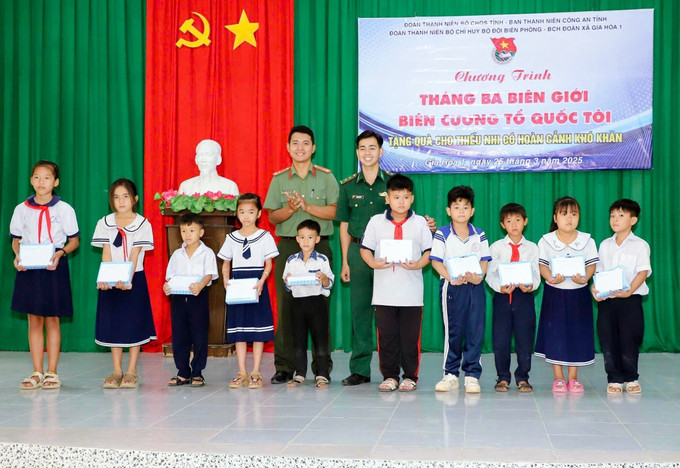 Tặng quà cho học sinh nghèo tại Sóc Trăng. Ảnh: TTXVN phát potal-nhieu-hoat-dong-trong-chuong-trinh-thang-ba-bien-gioi-bien-cuong-to-quoc-toi-tai-soc-trang-7933317.jpg