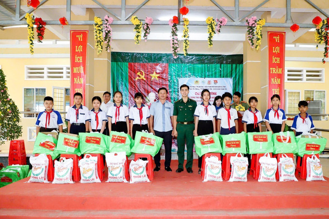 Tặng quà cho học sinh nghèo. Ảnh: TTXVN phát potal-nhieu-hoat-dong-trong-chuong-trinh-thang-ba-bien-gioi-bien-cuong-to-quoc-toi-tai-soc-trang-7933316.jpg
