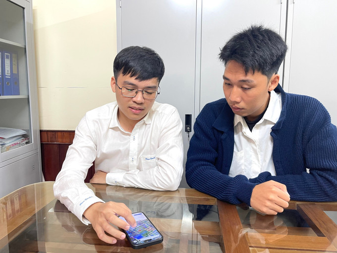 Anh Lê Quang Sơn, Bí thư Đoàn Thanh niên Ban Quản lý Khu Kinh tế tỉnh Quảng Trị (trái) giới thiệu cách thức truy cập kho dữ liệu trên điện thoại thông minh. Ảnh: Thanh Thuỷ-TTXVN potal-tuoi-tre-quang-tri-tao-dot-pha-tu-ung-dung-khoa-hoc-cong-nghe-va-chuyen-doi-so-7925287.jpg