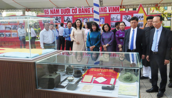 Đại biểu tham quan trưng bày. Ảnh: Tường Vi - TTXVN potal-trung-bay-dau-an-50-nam-hue-vuon-minh-vao-ky-nguyen-phat-trien-moi-7933099.jpg