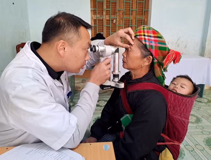 potal-kham-chua-benh-va-cap-phat-thuoc-mien-phi-cho-nguoi-dan-xa-bien-gioi-ha-giang-7886136.jpg