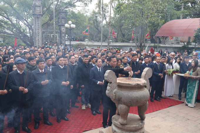 Ông Nguyễn Hữu Nghĩa, Bí thư Tỉnh ủy Hưng Yên cùng các đại biểu dâng hương tưởng niệm 750 năm ngày Tướng quân Phạm Ngũ Lão ra quân đánh giặc, giữ nước. Ảnh: Mạnh Khánh - TTXVN potal-hung-yen-khai-hoi-den-phu-ung-7846312.jpg