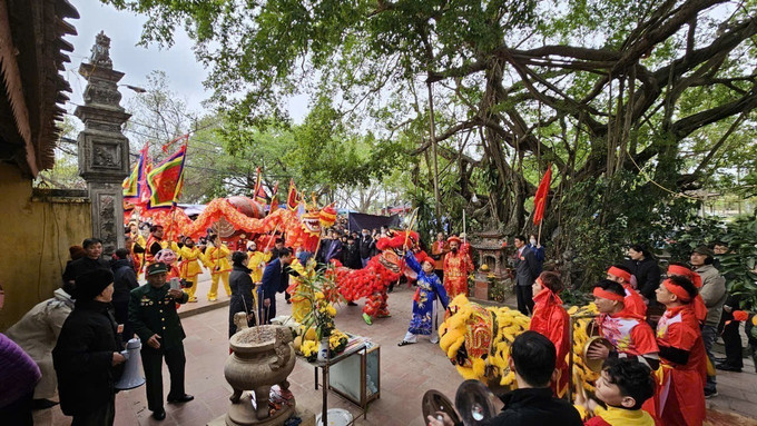 Đông đảo người dân, du khách đến tham dự lễ hội tưởng niệm 750 năm ngày Tướng quân Phạm Ngũ Lão ra quân đánh giặc giữ nước. Ảnh: Mạnh Khánh - TTXVN potal-hung-yen-khai-hoi-den-phu-ung-7846309.jpg