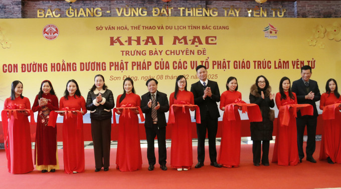 Các đại biểu cắt băng khai mạc. Ảnh: Đồng Thúy-TTXVN potal-bac-giang-trung-bay-hinh-anh-hien-vat-tieu-bieu-ve-phat-giao-thoi-ly-tran-7846107.jpg