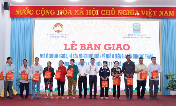 potal-soc-trang-ban-giao-120-can-nha-cho-ho-ngheo-truoc-them-nam-moi-7773524.jpg