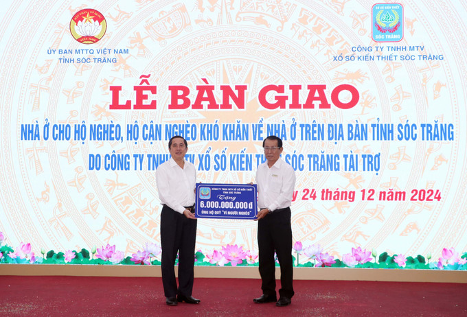 Lãnh đạo Công ty Xổ số Sóc Trăng (bên phải) trao 6 tỷ đồng cho Quỹ vì người nghèo tỉnh Sóc Trăng xây nhà cho hộ nghèo năm 2025. Ảnh: Trung Hiếu - TTXVN potal-soc-trang-ban-giao-120-can-nha-cho-ho-ngheo-truoc-them-nam-moi-7773525.jpg