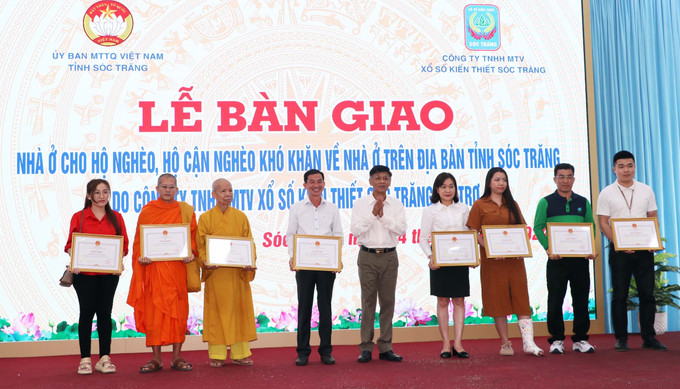 Trao Bằng khen cho các tập thể, cá nhân có thành tích chung tay hỗ trợ vì cộng đồng. Ảnh: Trung Hiếu - TTXVN potal-soc-trang-ban-giao-120-can-nha-cho-ho-ngheo-truoc-them-nam-moi-7773523.jpg