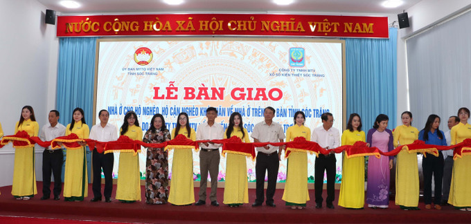 Cắt băng khánh thành tại Lễ bàn giao nhà cho 120 hộ nghèo. Ảnh: Trung Hiếu - TTXVN potal-soc-trang-ban-giao-120-can-nha-cho-ho-ngheo-truoc-them-nam-moi-7773528.jpg