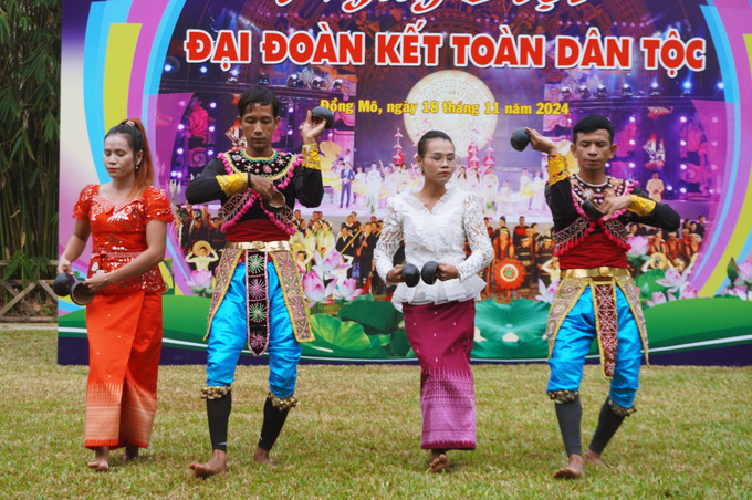 Đồng bào dân tộc Khmer giới thiệu đến du khách điệu múa với gáo dừa. Ảnh: Hoàng Tâm dsc04530.jpg