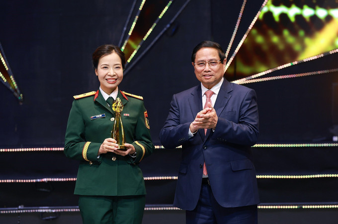 Thủ tướng Chính phủ Phạm Minh Chính trao giải Vàng thể loại phóng sự và phim tài liệu cho các tác giả, nhóm tác giả tham dự Liên hoan Truyền hình toàn quốc lần thứ 42. Ảnh: Dương Giang - TTXVN potal-thu-tuong-du-be-mac-va-trao-giai-lien-hoan-truyen-hinh-toan-quoc-lan-thu-42-7928220.jpg