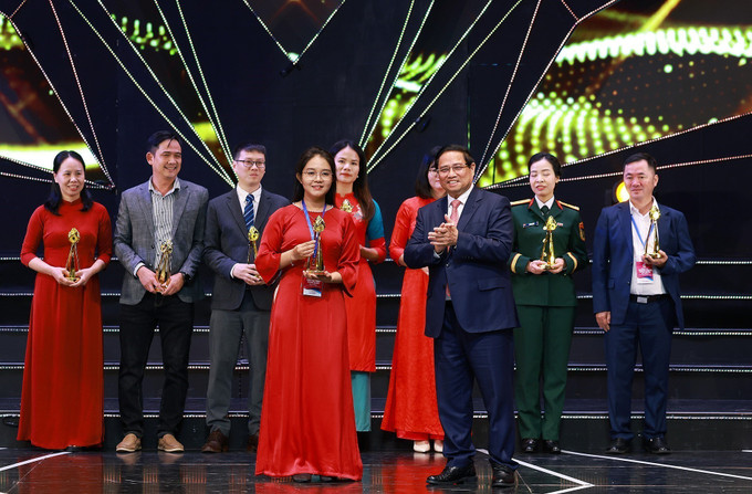Thủ tướng Chính phủ Phạm Minh Chính trao giải Vàng thể loại phóng sự và phim tài liệu cho các tác giả, nhóm tác giả tham dự Liên hoan Truyền hình toàn quốc lần thứ 42. Ảnh: Dương Giang - TTXVN potal-thu-tuong-du-be-mac-va-trao-giai-lien-hoan-truyen-hinh-toan-quoc-lan-thu-42-7928221.jpg